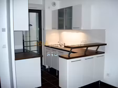 a louer appartement situé en plein centre de cholet au 1er étage ascenseur.