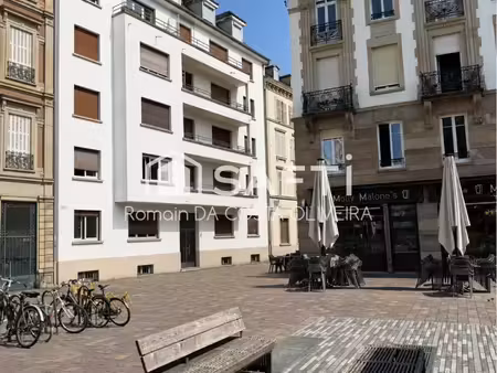 superbe appartement de 2 pièces avec vue sur la place d'austerlitz disposant d'un balcon e