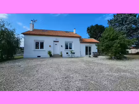 maison en pierre avec beau potentiel