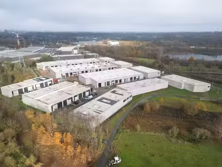 bâtiment professionnel flambant neuf près de l’e40
