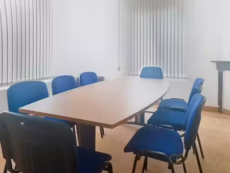 espace de bureau(x) meuble avec emplacement de parking dans