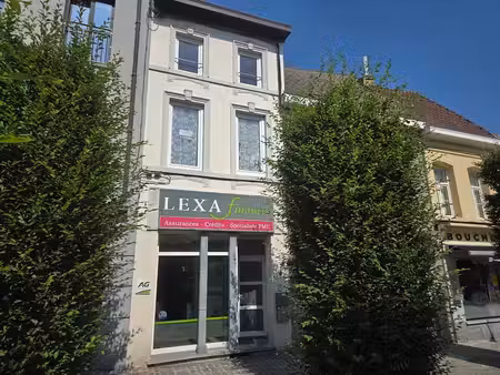 bâtiment commercial + appartement sur la place de lessines