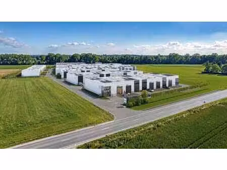 unité compacte dans un parc d'entreprises neuf
