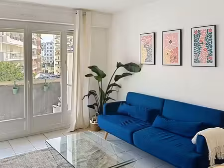 superbe 3 pièces meublé avec terrasse et clim – plein centre d’antibes
