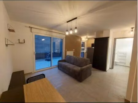 location studio avec terrasse proche gare et ville