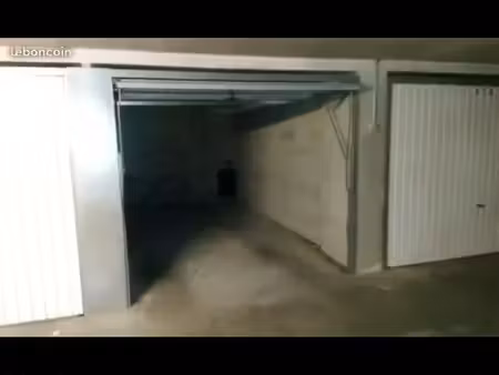 box garage fermé dans résidence sécurisée
