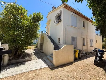 maison de 141 m2 loi carrez de 2 appartements dont 1 de 85 m2 en rdc et un de 55m2 à l’éta