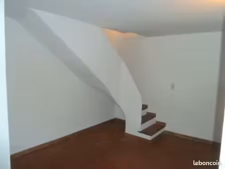 a louer. 55m2 . aix centre. triplex . avec petite terrasse