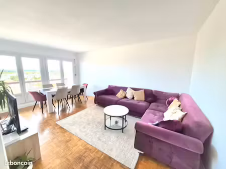 t4 rénové de 82 5 m² avec balcon – parking – cave