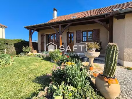 magnifique jardin pour cette maison dans le bourg