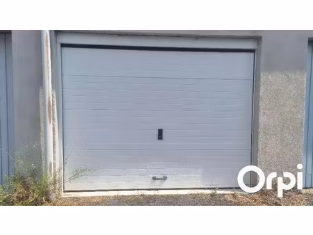 location parking 29 m² à saint-flour (15100)  78 €
