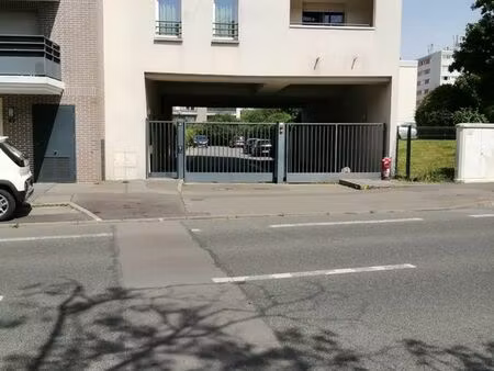 vends parking 16m2