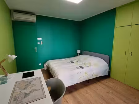 chambre individuelle spacieuse et climatisée avec balcon dan