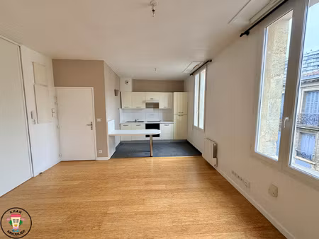 t2 de 40 m2 dans bel immeuble en pierre chartrons-grand parc