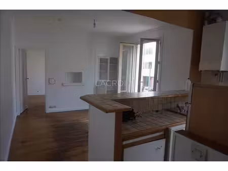 centre ville  dans un immeuble bien entretenu  en premier ét
