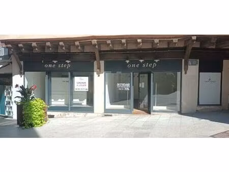 commerce avec vitrines de 78.49 m² + réserve