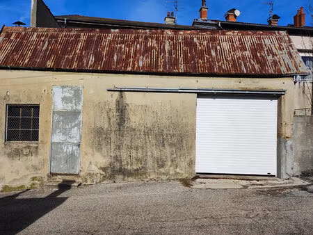 grand garage/ atelier oyonnax 60 m²
