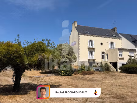 ensemble immobilier incluant un local commercial  une habita