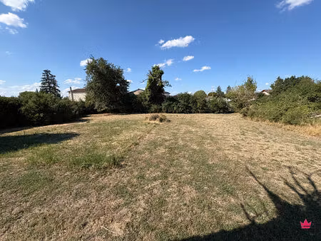à saisir : terrain constructible de 783 m² entièrement plat
