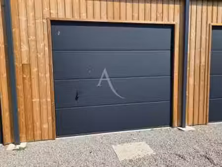 location garage box et parking aux sables-d'olonne (85100) : à louer / 16m² les sables-d'o