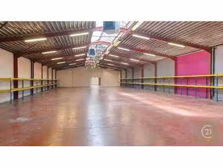 dépôt de ±830 m² accessible aux camions avec aire de manœuvr