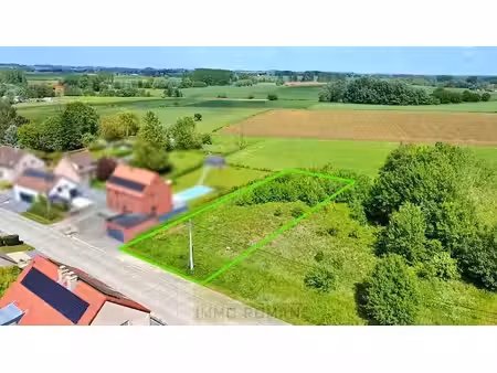 terrain situé au calme  idéal pour une construction semi-...