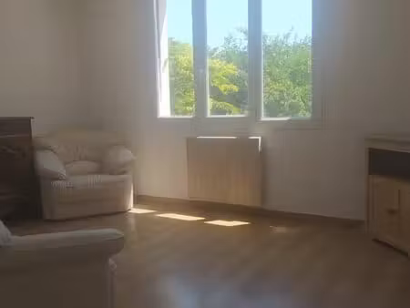 a louer studio meublé de 50 m2 a brignoles  libre pour le 27 aout