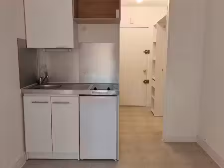 studio entièrement rénové – 15 m² – 550 charges comprises