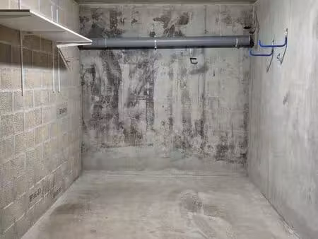 garage fermé 14 m2 avec lumière et prise électrique dans résidence sécurisée