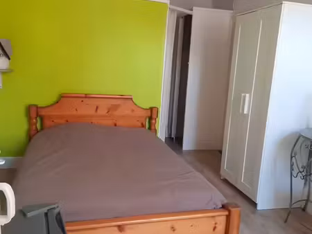 studio toutes charges comprises