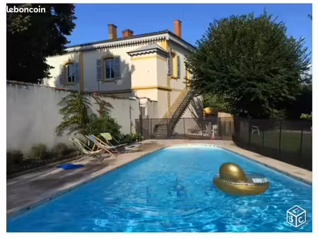 t2 rdj avec grande terrasse dans copro avec piscine et parc