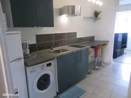 rez-de-chaussée de maison et jardin