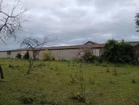 terrain constructible avec hangar