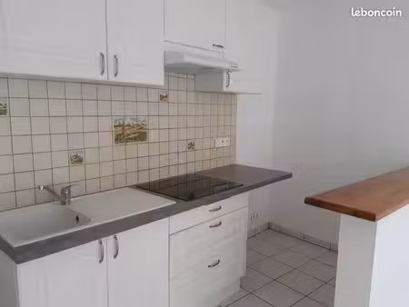 a louer appartement t3 entièrement rénové. centre ville de capendu 11700 à 10 mn de carcas
