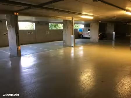 place de parking couverte et sécurisée - eragny (95610)