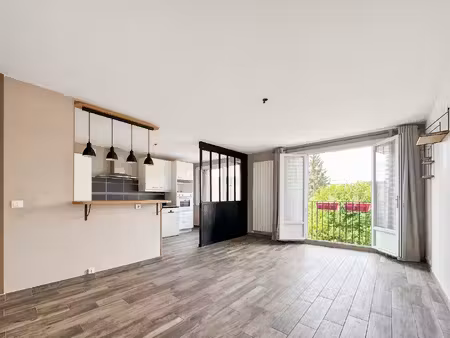 appartement 3 pièces très lumineux proche rer   bièvres  dpe d  parfait état .