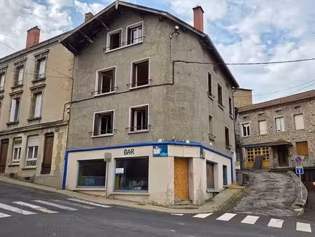 dunières 43220 idéalement situé en plein centre du village proche des commodités immeuble 