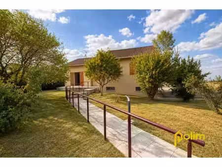 maison familiale avec sous-sol complet et vaste terrain de 3