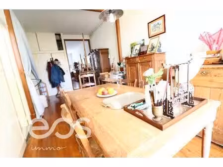bel immeuble d'habitation dans le centre de la réole