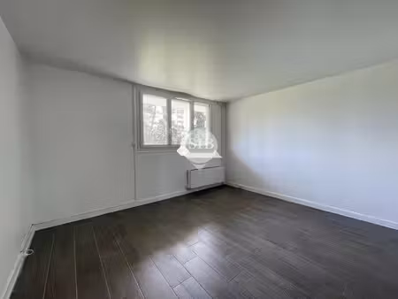 f1 avec parking - loyer 605 € + 160 €