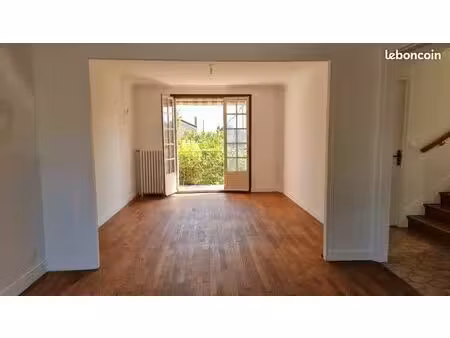agréable maison lumineuse  située en zone pavillonnaire proche de mairie