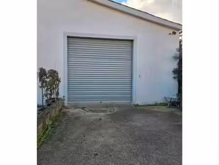 hangar à usage de stockage