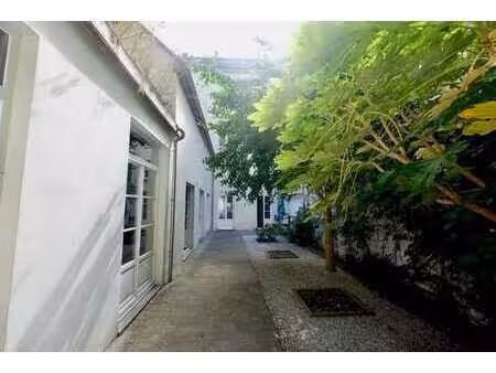 jardin  calme  confort et garage au centre ville.