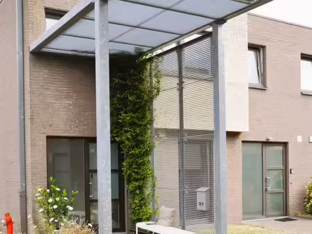 maison mitoyenne moderne et prête à l'emploi avec espace ext
