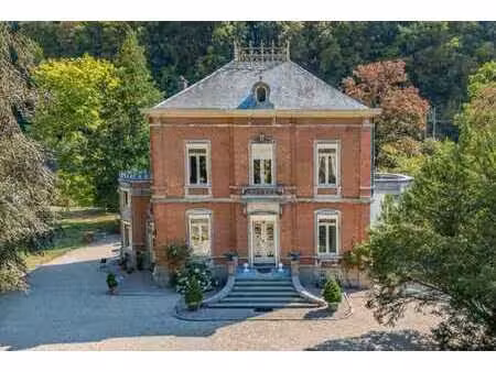 olne : splendide bâtisse et annexe aux imposants volumes