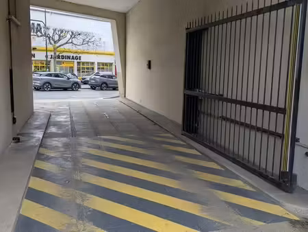 grand box 21m2 à 3 min du rer a plein pied (véhicule ou stockage)