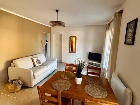 à louer : t2 44 m² rénové avec terrasse et parking privé