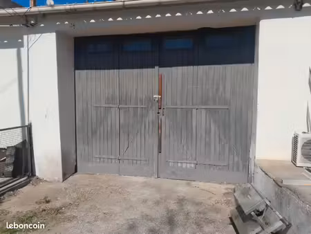 local de stockage matériel ou meuble sécurisé avec portail électrique et chien de garde