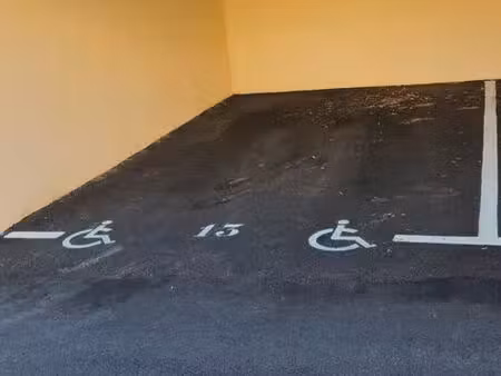place de parking pmr / largeur xxl – résidence sécurisée gare de la crau