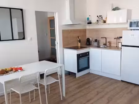 loue t2 équipé au 1er étage avec balcon
